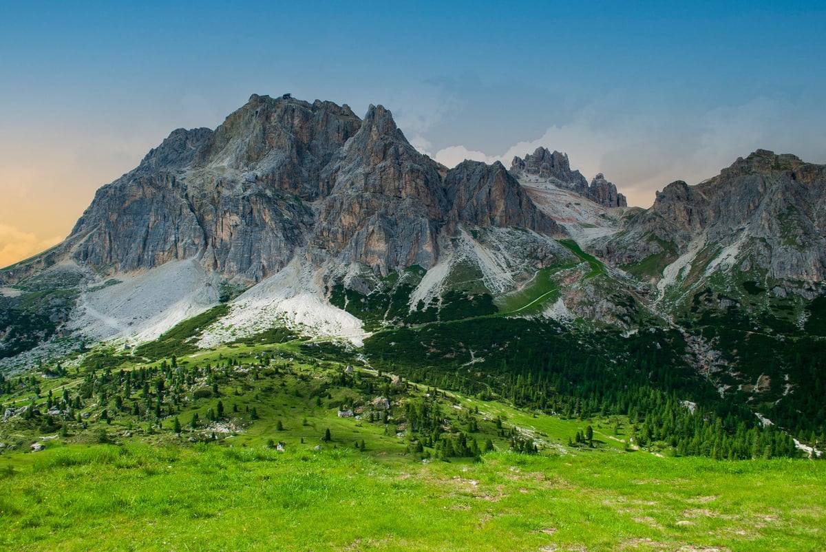 Hochgebirge unter hellem, klarem Himmel
